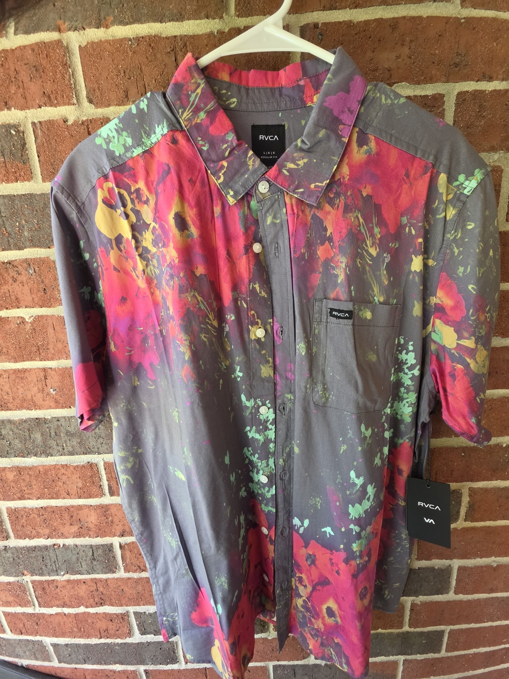(NWT) RVCA Love Bomb Short Sleeve Button Up Shirt